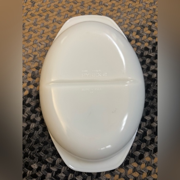 Vintage Pyrex 1063 White Milk Glass 1.5‎ Quart Oval Divided Serving Dish - Picture 4 of 5